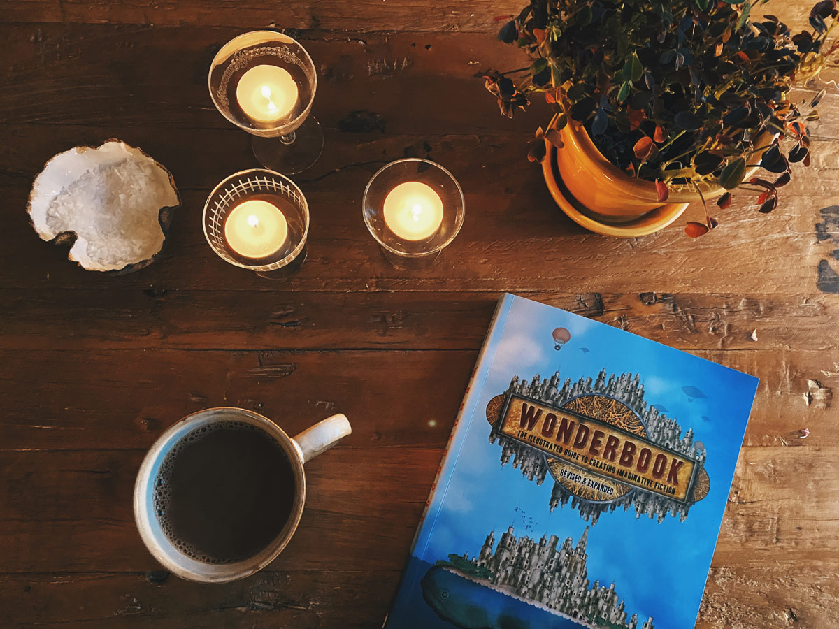 Boken Wonderbook på ett köksbord